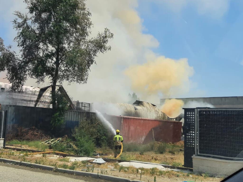 La alerta por el humo del incendio de Azuqueca se amplía a Villanueva de la Torre, Chiloeches y Cabanillas