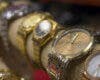 Relojes, pulseras de oro y collares por 4 euros: Madrid subasta 3.600 objetos perdidos