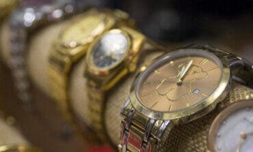 Relojes, pulseras de oro y collares por 4 euros: Madrid subasta 3.600 objetos perdidos