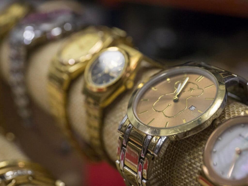 Relojes, pulseras de oro y collares por 4 euros: Madrid subasta 3.600 objetos perdidos