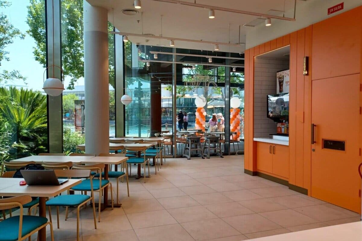 Abre en Oasiz en Torrejón un nuevo local de pollo estilo Louisiana: crujiente por fuera, jugoso por dentro