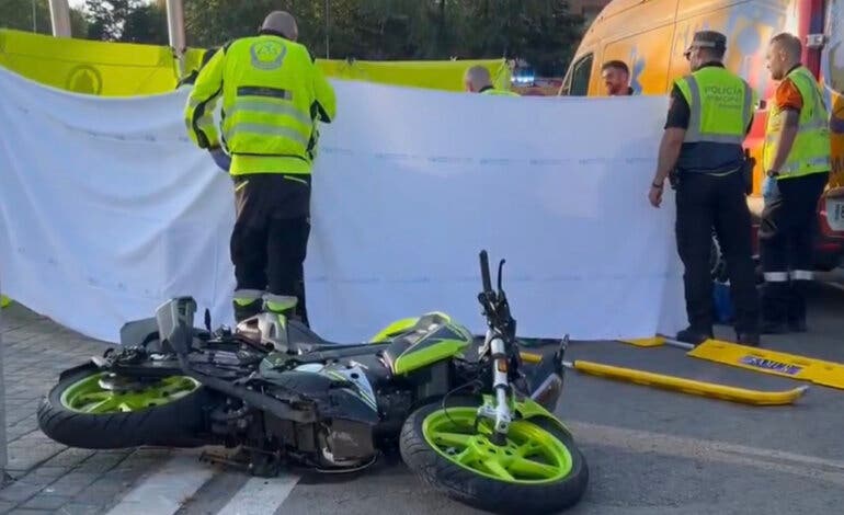 Muere un motorista de 24 años tras chocar con un coche en Madrid