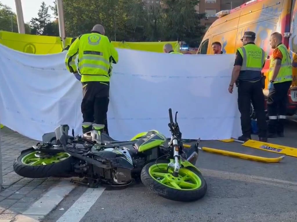 Muere un motorista de 24 años tras chocar con un coche en Madrid