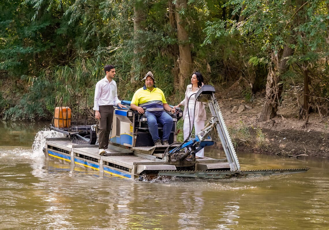 Vuelve al río Henares el barco anfibio de Torrejón contra los mosquitos y la mosca negra