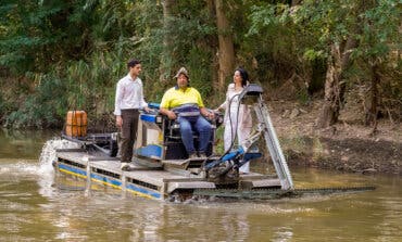 Vuelve al río Henares el barco anfibio de Torrejón contra los mosquitos y la mosca negra