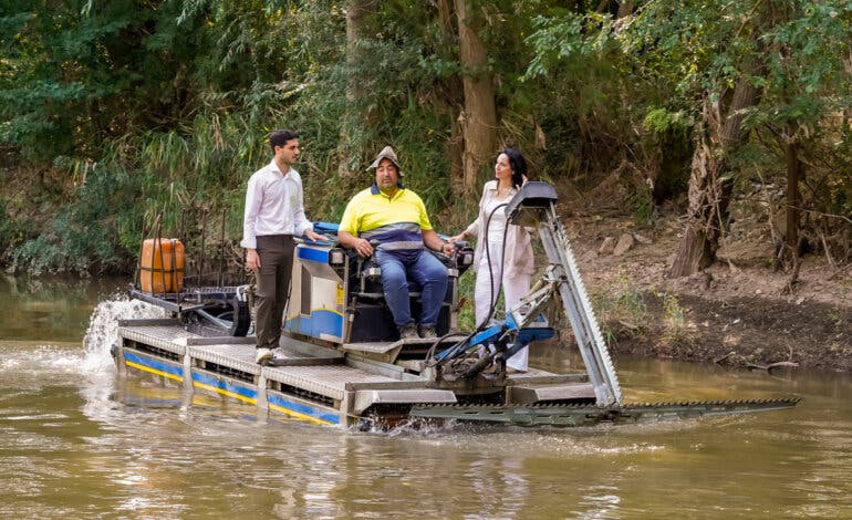 Vuelve al río Henares el barco anfibio de Torrejón contra los mosquitos y la mosca negra