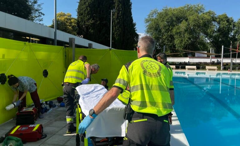 En estado grave un menor tras ser rescatado del fondo de la piscina de la Casa de Campo