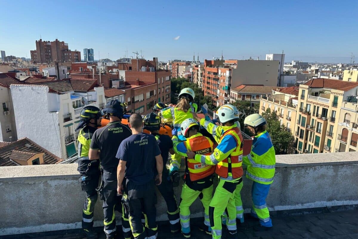 Herido grave un trabajador tras caer desde un poste en una azotea en Madrid