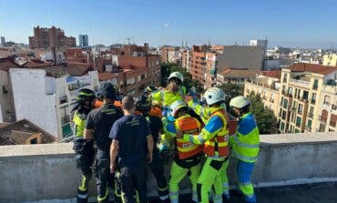 Herido grave un trabajador tras caer desde un poste en una azotea en Madrid