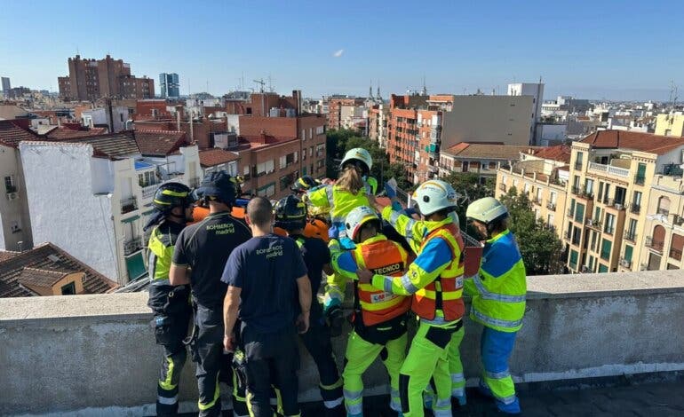 Herido grave un trabajador tras caer desde un poste en una azotea en Madrid