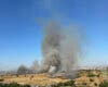 Gran columna de humo por un incendio de pastos entre el Metropolitano y Coslada