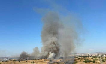 Gran columna de humo por un incendio de pastos entre el Metropolitano y Coslada