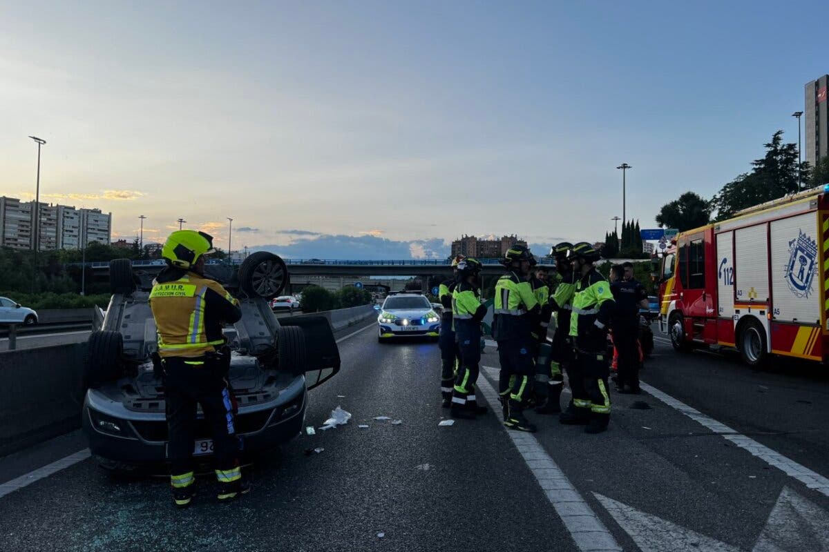 Tres heridos tras volcar un coche en la M-30