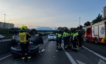 Tres heridos tras volcar un coche en la M-30