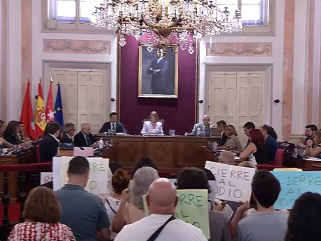Alcalá exige cerrar el centro de migrantes y reprueba al delegado del Gobierno