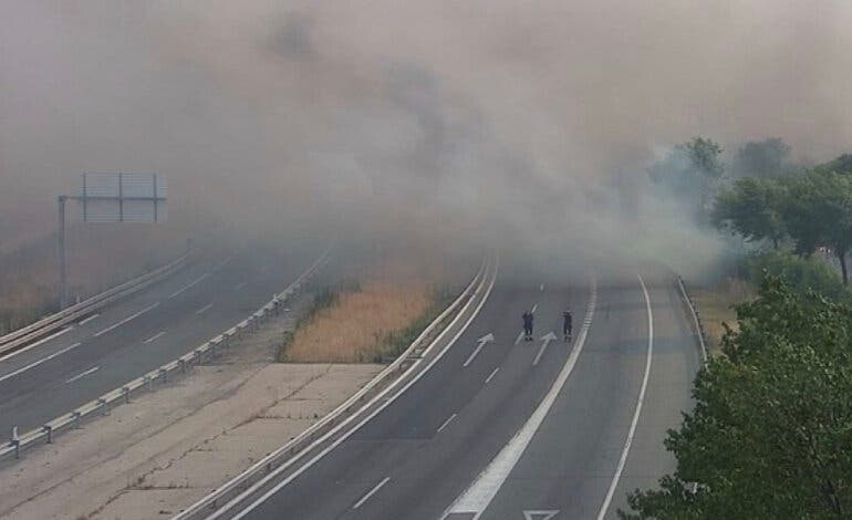El humo del incendio de Méntrida (Toledo) llega a Madrid: nivel 2 y corte de la A-5
