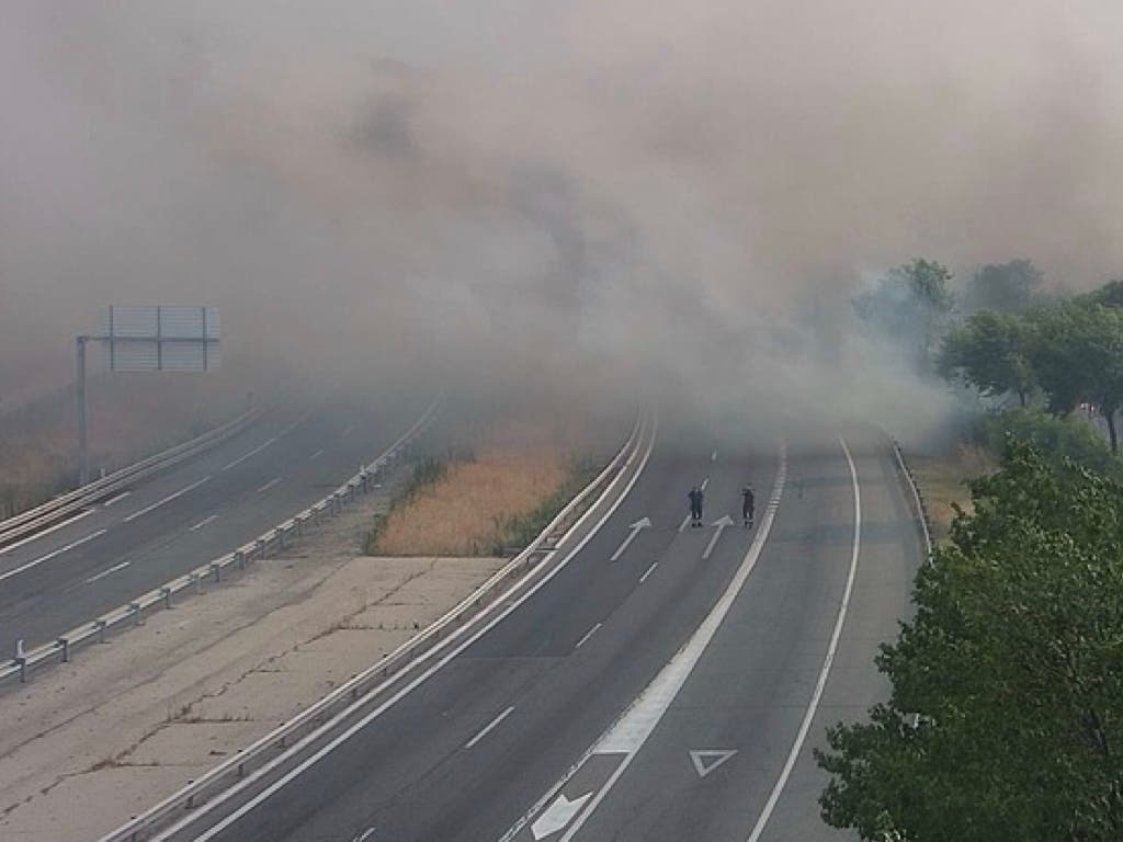 El humo del incendio de Méntrida (Toledo) llega a Madrid: nivel 2 y corte de la A-5