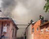 Chabolas desalojadas y gran columna de humo por un incendio en la Cañada Real