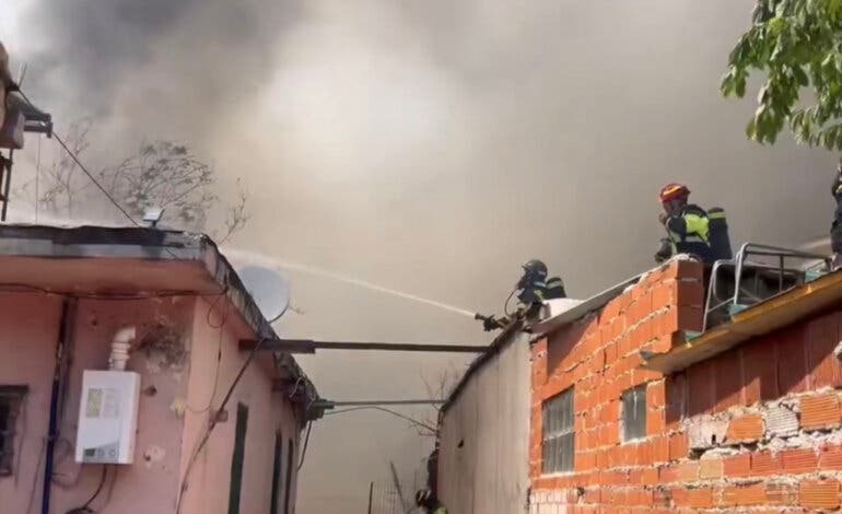 Chabolas desalojadas y gran columna de humo por un incendio en la Cañada Real