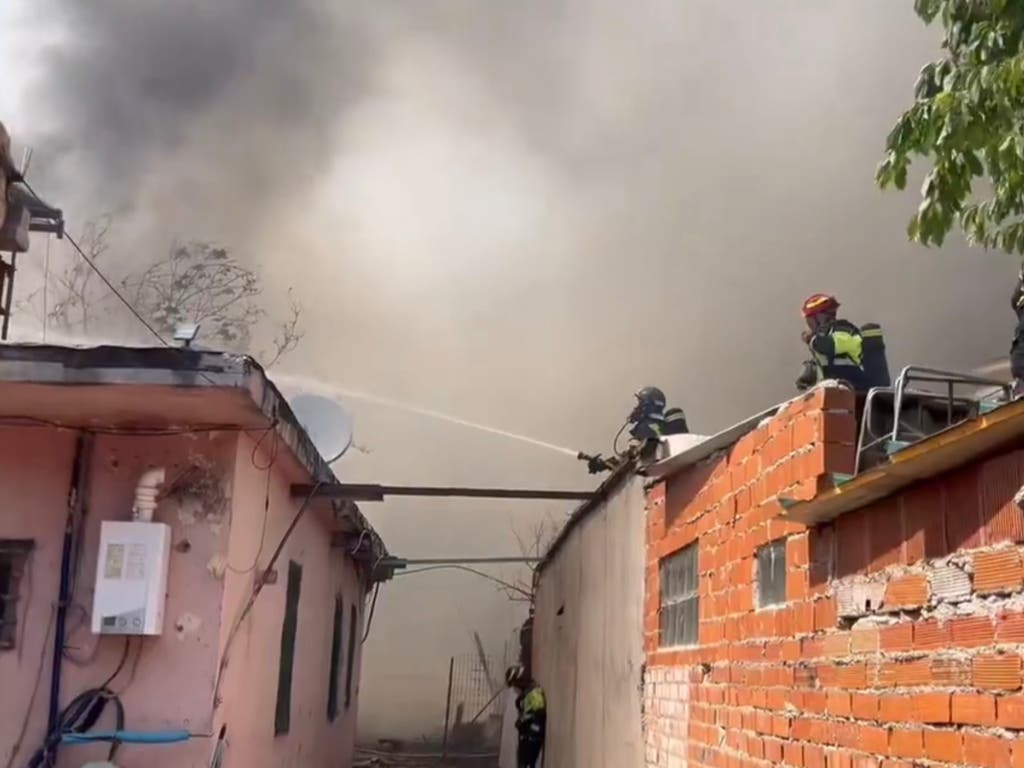 Chabolas desalojadas y gran columna de humo por un incendio en la Cañada Real