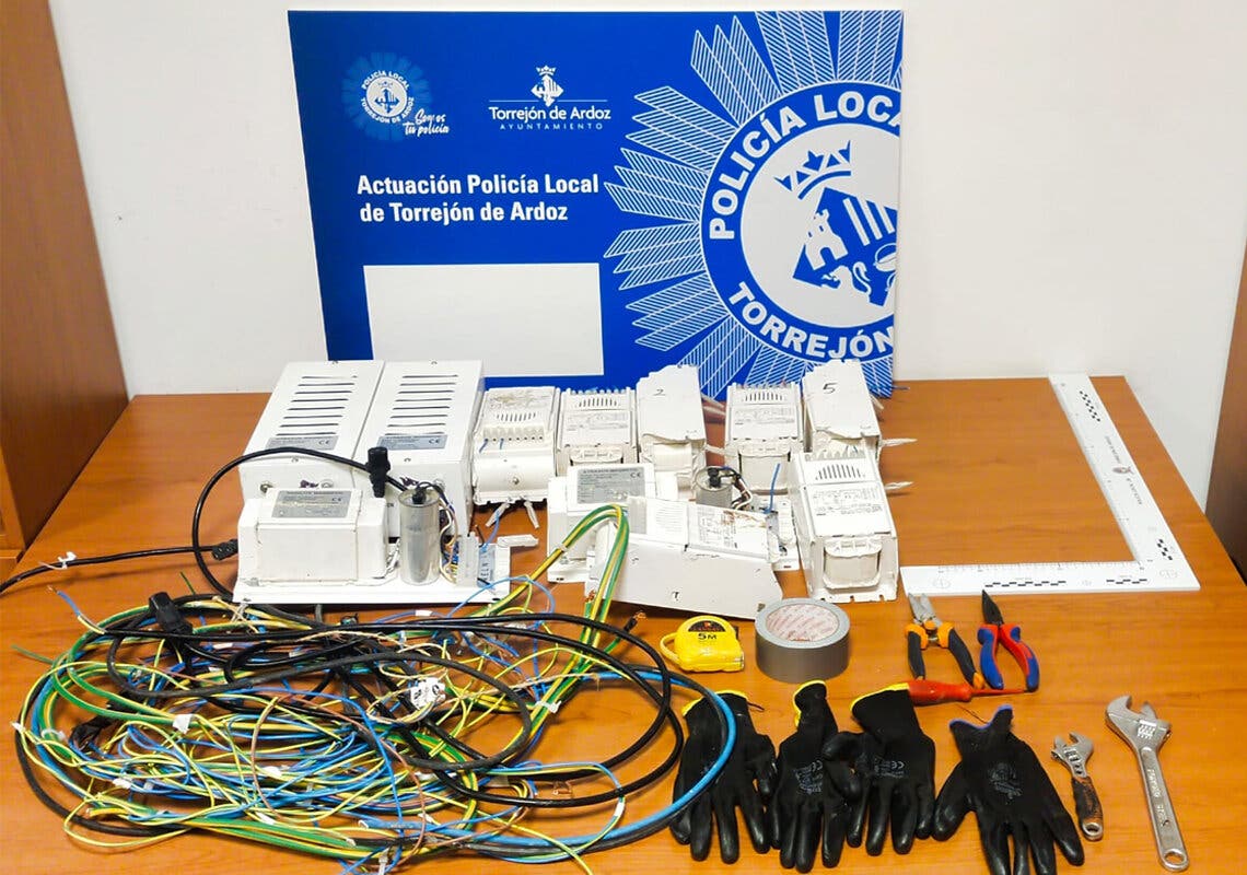Cinco jóvenes sorprendidos con material sospechoso en un coche mal aparcado en Torrejón
