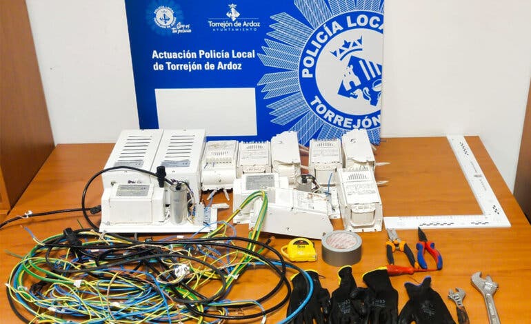 Cinco jóvenes sorprendidos con material sospechoso en un coche mal aparcado en Torrejón