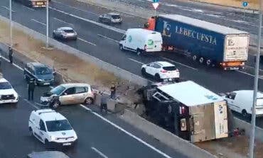 Un accidente entre dos coches y un camión en la A-2 provoca más de 4 kilómetros de retenciones en Torrejón