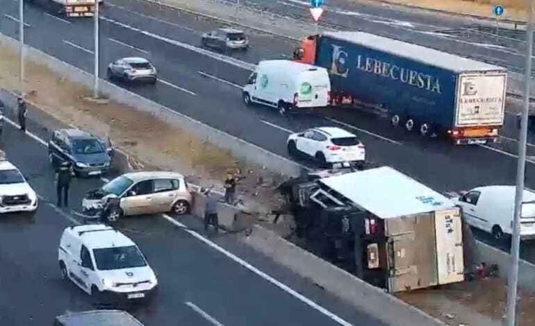 Un accidente entre dos coches y un camión en la A-2 provoca más de 4 kilómetros de retenciones en Torrejón