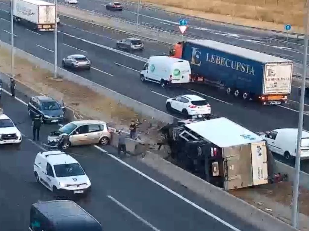Un accidente entre dos coches y un camión en la A-2 provoca más de 4 kilómetros de retenciones en Torrejón