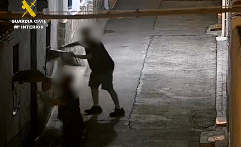 Detenidos por arrojar lejía y botellas a dos personas vulnerables en Torres de la Alameda