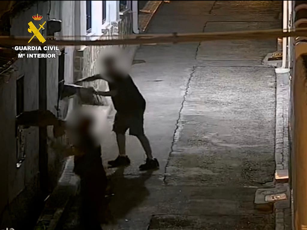 Detenidos por arrojar lejía y botellas a dos personas vulnerables en Torres de la Alameda
