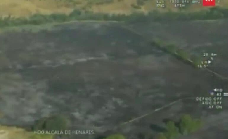 Controlado un incendio de pasto junto al río en Alcalá de Henares tras generar una gran columna de humo