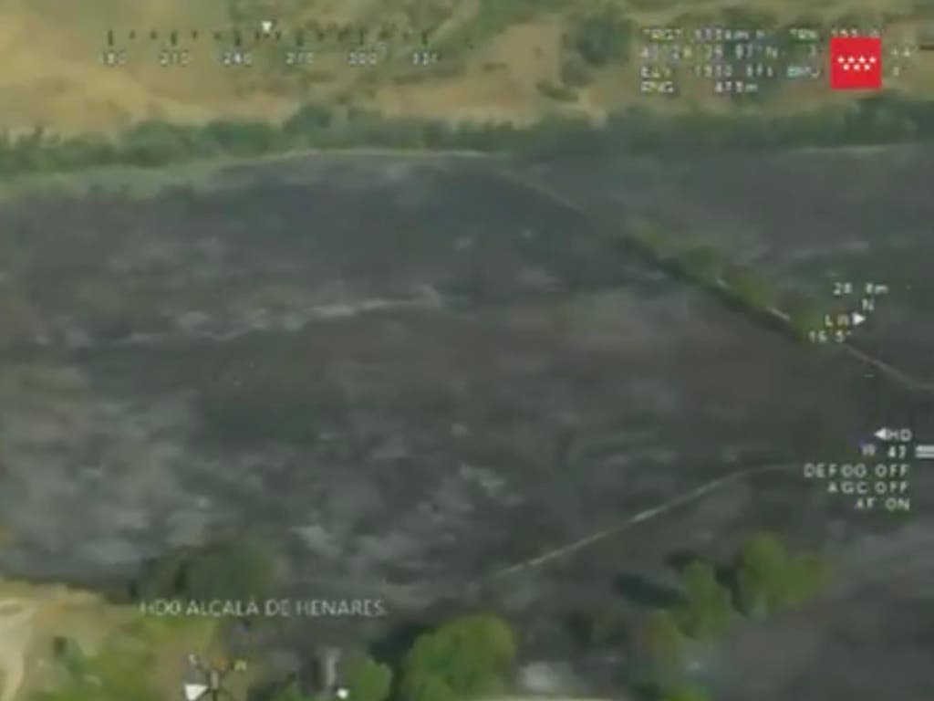 Controlado un incendio de pasto junto al río en Alcalá de Henares tras generar una gran columna de humo