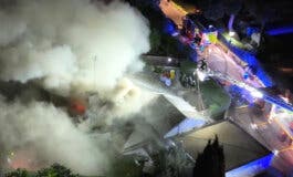 Impresionantes imágenes del incendio de un chalet en Pozuelo de Alarcón: había nueve personas dentro, que han resultado ilesas
