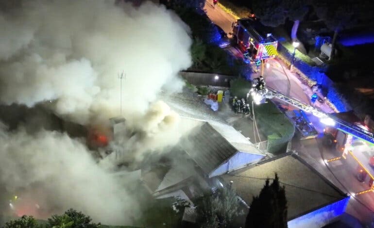 Impresionantes imágenes del incendio de un chalet en Pozuelo de Alarcón: había nueve personas dentro, que han resultado ilesas