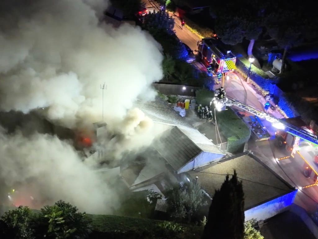 Impresionantes imágenes del incendio de un chalet en Pozuelo de Alarcón: había nueve personas dentro, que han resultado ilesas