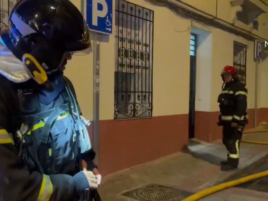 Dos personas rescatadas en el incendio de una vivienda en Puente de Vallecas