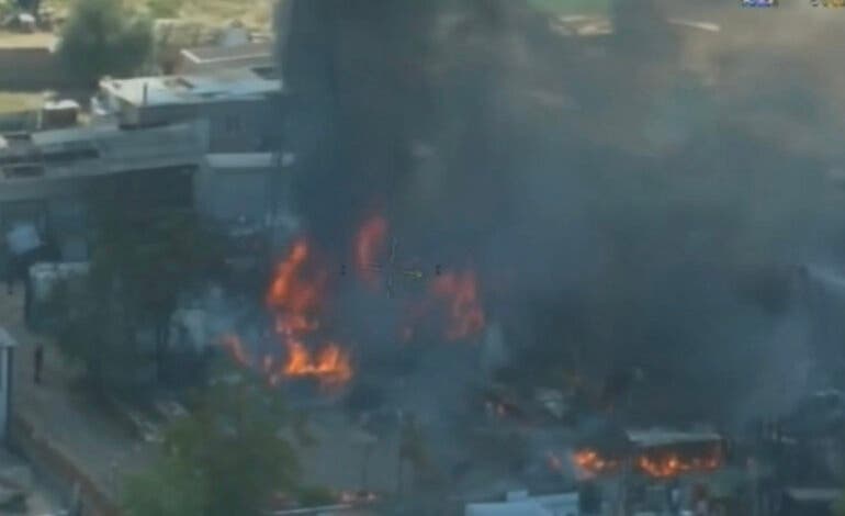 Incendio de chatarra y pasto junto a la M-203 en San Fernando de Henares