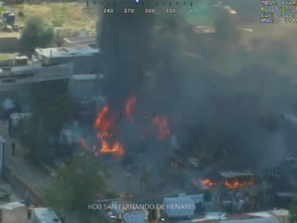 Incendio de chatarra y pasto junto a la M-203 en San Fernando de Henares