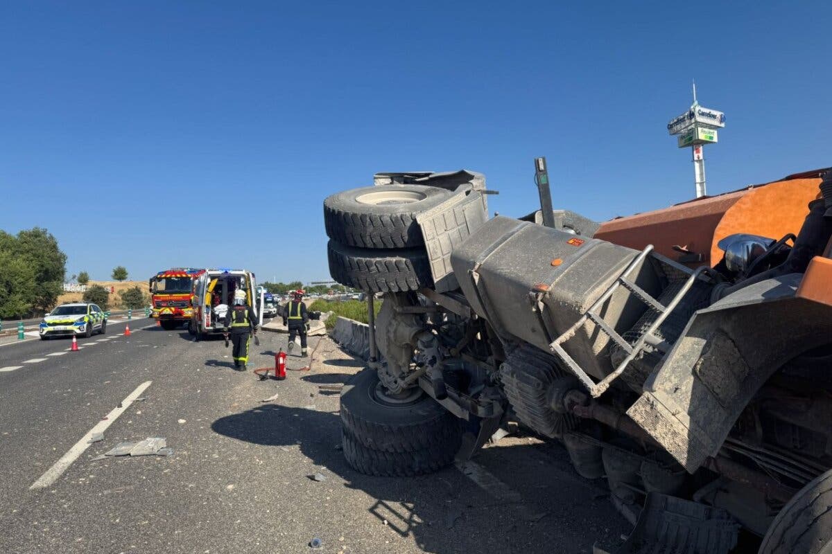 Un camionero, herido grave tras volcar en la M-503 en Majadahonda