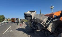 Un camionero, herido grave tras volcar en la M-503 en Majadahonda
