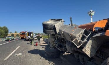 Un camionero, herido grave tras volcar en la M-503 en Majadahonda