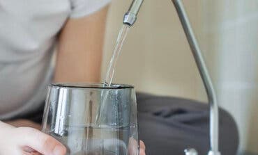 Madrid bebe del grifo: la región que menos agua embotellada consume en España