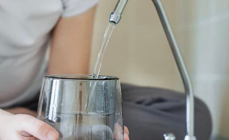 Madrid bebe del grifo: la región que menos agua embotellada consume en España