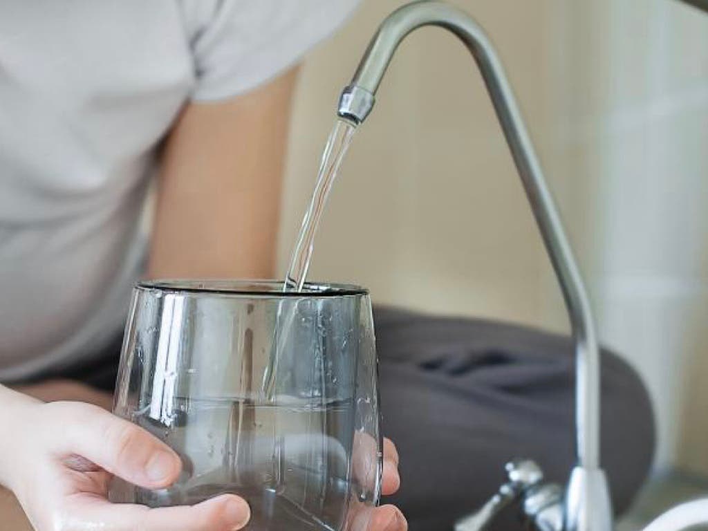 Madrid bebe del grifo: la región que menos agua embotellada consume en España