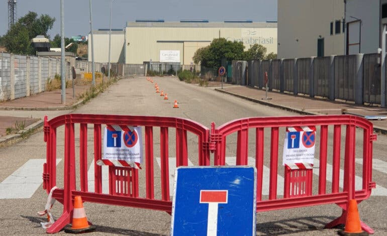 El incendio de Azuqueca que provocó una nube tóxica sigue sin extinguir