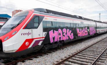 Condenan a dos grafiteros a 8 meses de prisión y a pagar 28.000 euros por pintar un tren de Cercanías