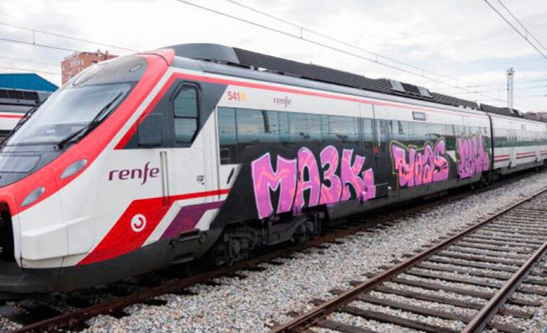 Condenan a dos grafiteros a 8 meses de prisión y a pagar 28.000 euros por pintar un tren de Cercanías