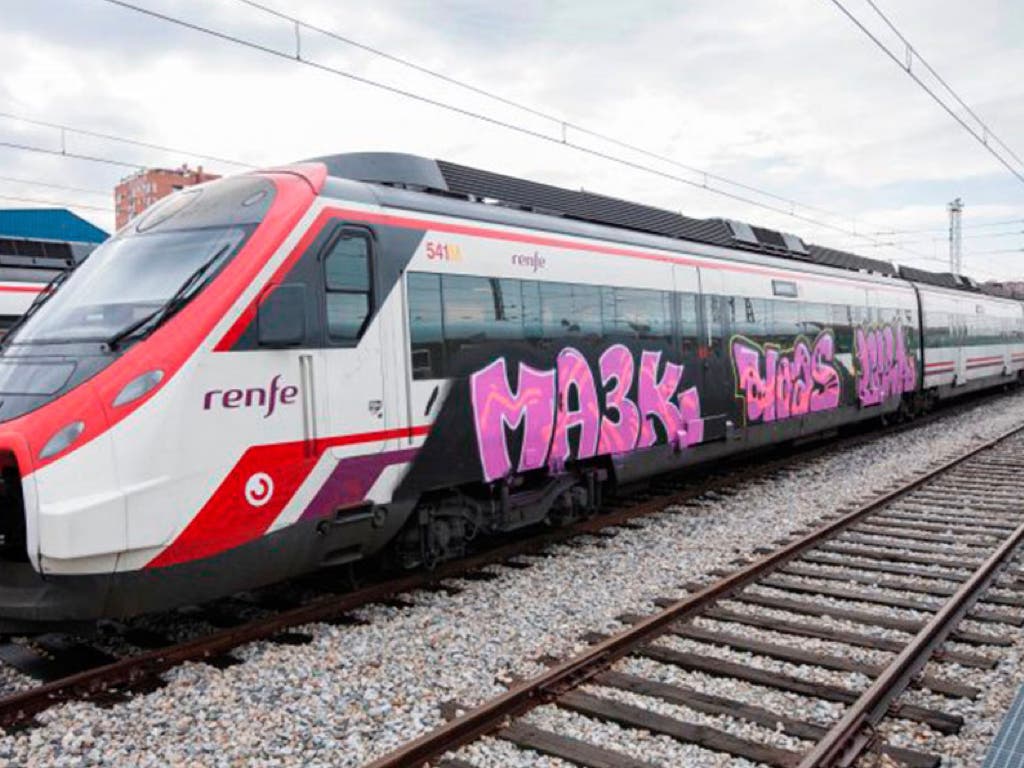 Condenan a dos grafiteros a 8 meses de prisión y a pagar 28.000 euros por pintar un tren de Cercanías