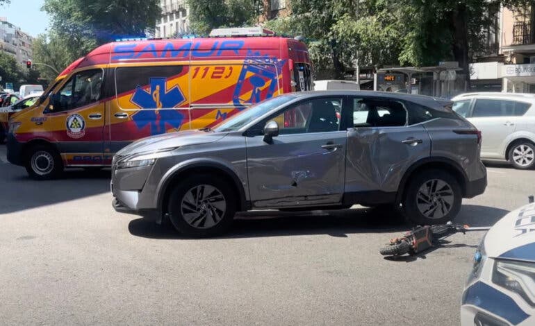 Herido grave tras estrellar su patinete contra un coche en Bravo Murillo